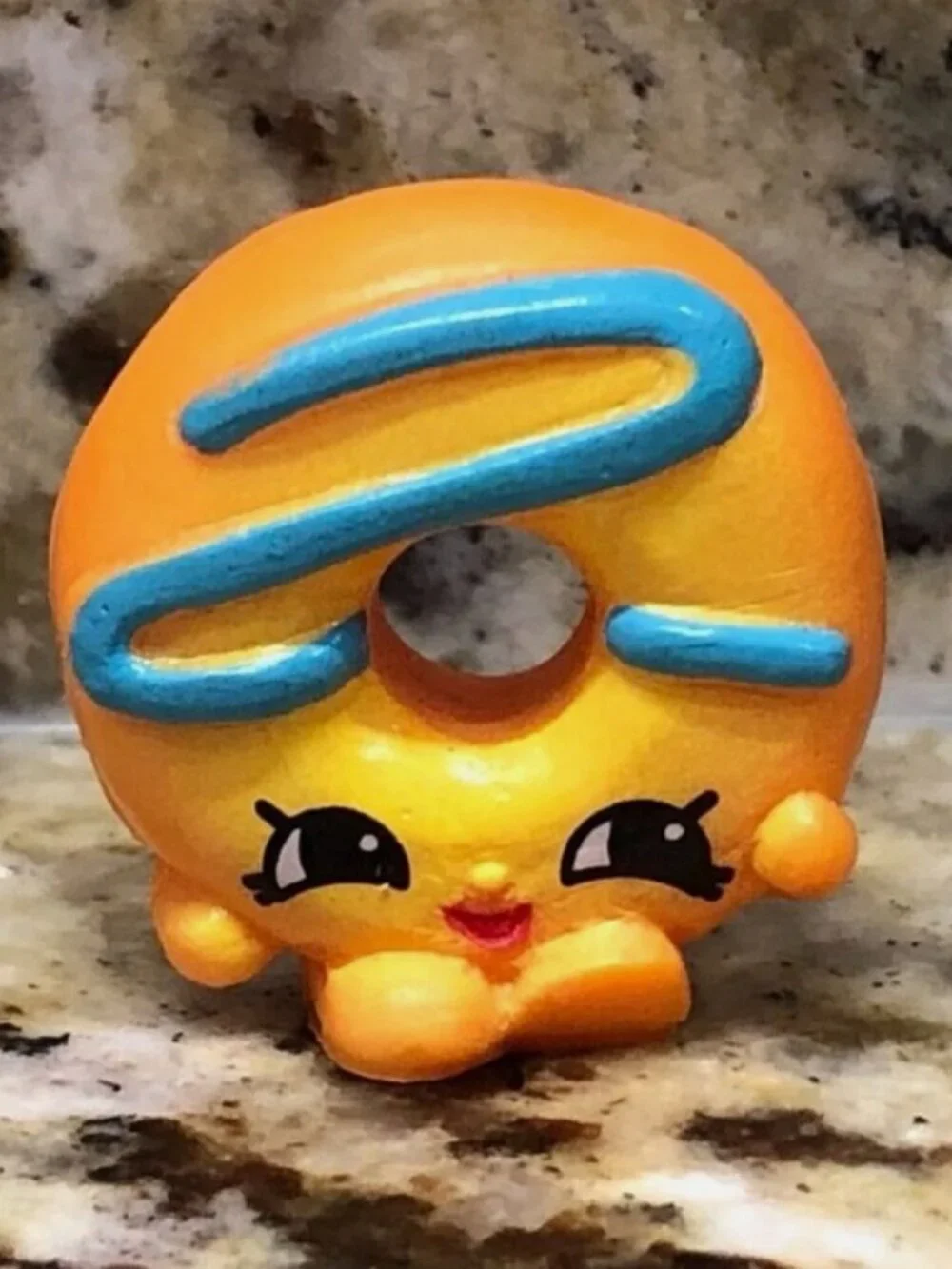 RARE Series 4 Bakery Dolly Donut Shopkins